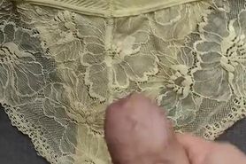 Encore du sperme sur la culotte de madame