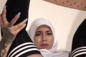Hijabi masturbate using a big dildo