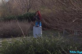 I saw a pretty woman crying in the street