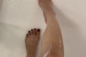 Lindabooxo feet in shower