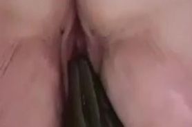 Dehnuebung mit kleinem Hand-Dildo