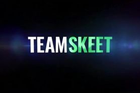 Big tits mom and her stepdaughter want to solve financi