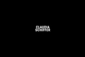 Claudia Schiffer zeigt Nippel in einem durchsichtigen H