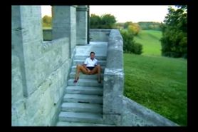 Anke besorgt es sich outdoor