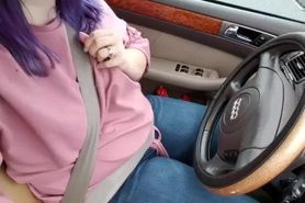 Babe masturbates in her car