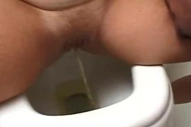 Susi laesst sich nach dem pinkeln ihr Foetzchen und Pol