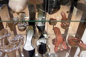 Tina zieht ihr schwarze Strumpfhose aus