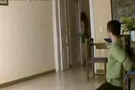 Stieftochter tritt ihrem Siefvater mit ihren Pumps in d