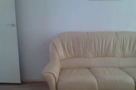 Renate rukt zich op de bank af