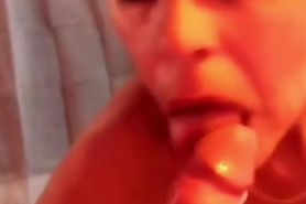 Emilie se regale a sucer une bite et avaler le sperme