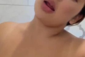 Karen Pinargote en la ducha