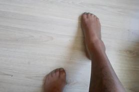 Esperando qure vengas a acariciar mis piernas con las t