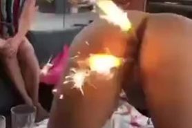 Cette salope a le feu au cul