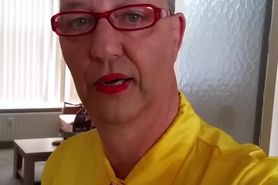 Trav Renate komt klaar in vies pak