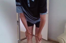 Trav Renate laat haar broekje zakken en bukt