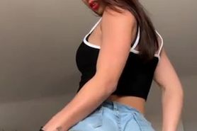 Latina Babe Chl0e Warm Twerks Ass on Chair