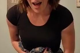 Milf cums in hallway