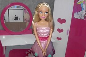 Une Barbie Girl joue avec ma bite