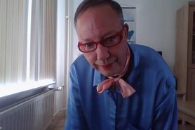 Trav Renate rukt haar clit af en spuit op haar broek