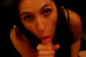 Un pute suce une grosse bite comme une chienne