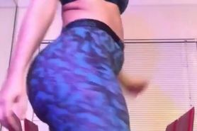 Babe Shakes Ass That Shakes Like Jelly