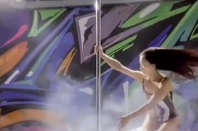 Hot Asian Pole Dancer Moves Amazingly