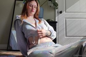 Northern slut fingers her puss