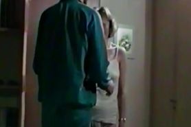 Ehefrau und Mitter Irene ausziehen und vorfuehren