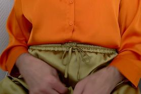 Trav Renate spuit haar broek vol met zaad