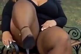 uma mulher no parque