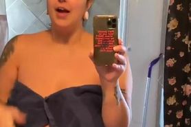 Gelluh being funny with a towel