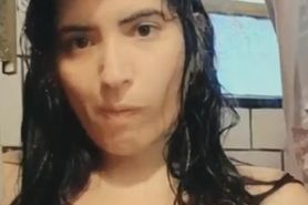 Argentina Tetona se da una ducha