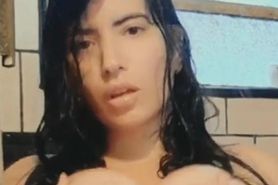 Argentina Tetona se da una ducha