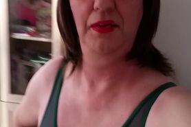 Trav Renate in groene nieuwe BH en slipje