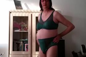 Trav Renate in groene nieuwe BH en slipje