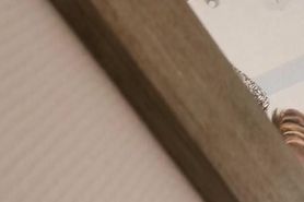 Elle essui sa chatte apres la baise