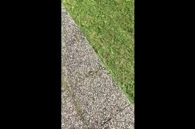 milf dans le jardin avec un legging transparent montran