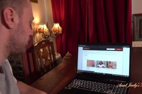 Frau Molly erwischt ihren Stiefsohn beim Masturbieren z