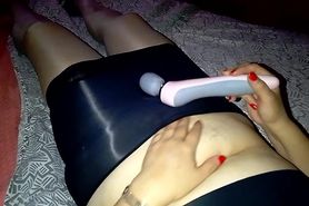 Acariciando sus piernas y disfrutando de sus pantimedia