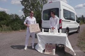 anna-de-ville-milky-bus-with-pee_720p