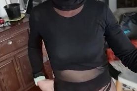 une salope se balade