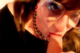 Cynthia pijpt me heerlijk klaar