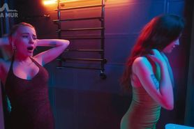 Laurence flirts with Juliette in the nightclub toilets