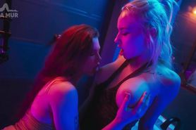 Laurence flirts with Juliette in the nightclub toilets