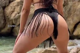 Ms Neiva Twerks Latina Ass By Beach