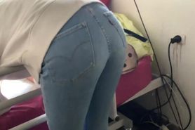 salope en jean qui montre son petit cul