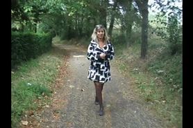 Lisa exhibition en tenue de salope dans un parc public