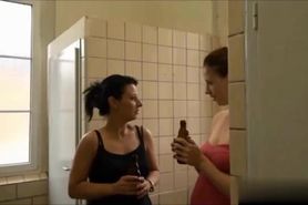 Baise aux toilettes publics