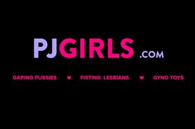 NICOLE SHOWS HER STUNNING LABIA PUSSY LIPS OUTSIDE