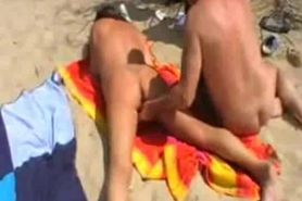 Wife fingered in the beach